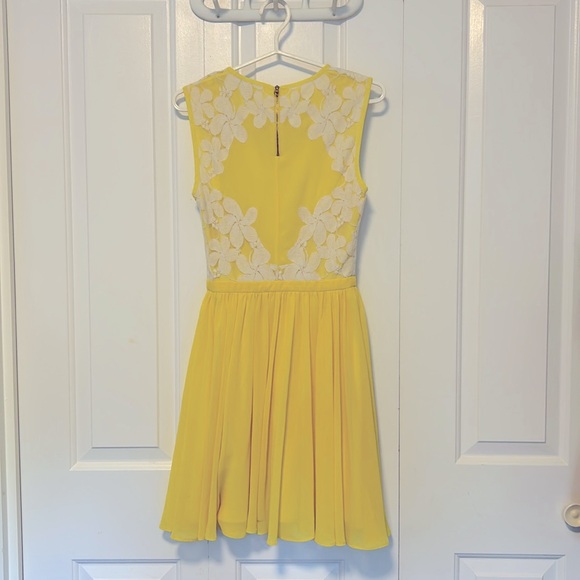 Sunshine โ๏ธ Yellow Lace and Chiffon Dress - Picture 2 of 3